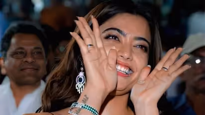 Rashmika Mandanna : புஷ்பா  பட விழாவில்  கருப்பு  சேலையில்  ரசிகர்களை கவர்ந்த ராஷ்மிகா மந்தனா...