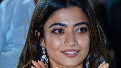 Rashmika: இருட்டு அறையில்.. கருப்பு சேலையில் முரட்டு போஸ்! டல்லான வெளிச்சத்தில் டாலடிக்கும் அழகில் ராஷ்மிகா!