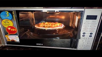 Health Tips: మైక్రోవేవ్ లో వేడి చేసిన ఆహారాలను తినడం ఆరోగ్యానికి మంచిది కాదా?