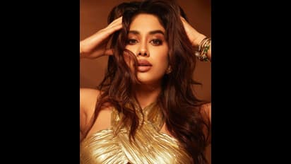 Janhvi Kapoor:పదునైన అందాలపై పసిడి మెరుగు... బంగారు వన్నె బట్టల్లో జాన్వీ సోయగాల జాతర