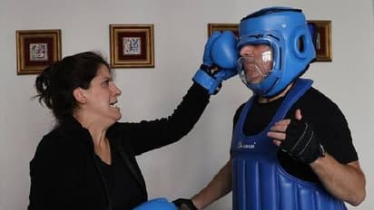 Hasan Riza Gunay : അപരിചിതരുടെ ഇടി വാങ്ങിക്കൂട്ടി സമ്പാദിക്കുന്നത് ലക്ഷങ്ങൾ, ഇത് 'ഹ്യൂമൻ പഞ്ചിങ് ബാഗ്'