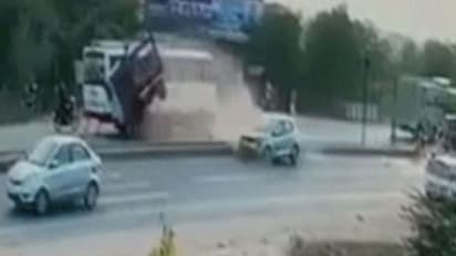 मौत का लाइव वीडियो : पलक झपकते ही आ गई मौत, 7 सेकेंड में खत्म हो गई 4 जिंदगियां, वीडियो देख कांप जाएगी रूह