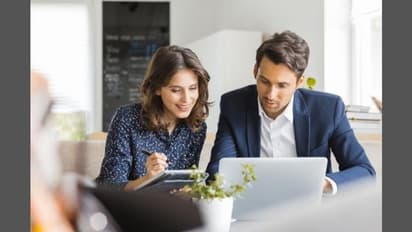 Vastu For Office Table: চাকরিতে উন্নতি করতে টেবিল সাজান বাস্তু মেনে, জেনে নিন বাস্তু মত