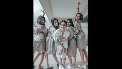 Amala  Paul: வழவழப்பான பாத் ட்ரெஸ்ஸில்...  4 பேருடன் கெட்ட ஆட்டம் போடும் அமலா பால்! ஏங்கி பார்க்கும் இளசுகள்!