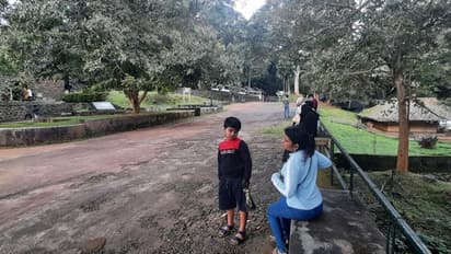 করোনার ভয়ে মুর্শিদাবাদ ছাড়ছেন পর্যটকরা, বন্ধ একাধিক সাংস্কৃতিক অনুষ্ঠান