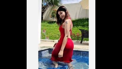 Dharsha Gupta: நீச்சல் குளத்தில்... தண்ணீர் சொட்ட சொட்ட பின்னழகை காட்டி கதிகலங்க வைத்த விஜய் டிவி தர்ஷா குப்தா