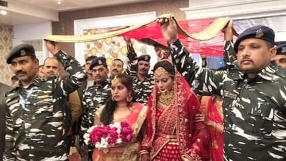 CRPF Jawan: জঙ্গি হানায় নিহত সিআরপিএফ জওয়ান, সহকর্মীরা প্রথা মেনে বোনের বিয়ে দিলেন