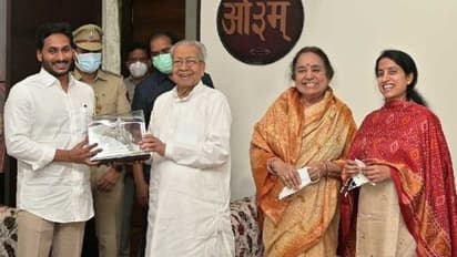 గవర్నర్ను పరామర్శించిన CM YS Jagan దంపతులు