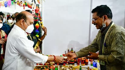 Karnataka Small Scale Industries : ಚನ್ನಪಟ್ಟಣ ಗೊಂಬೆ ಖರೀದಿಸಿದ ಸಿಎಂ ಬೊಮ್ಮಾಯಿ!