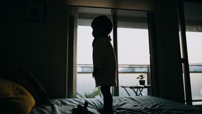 പിഞ്ചുകുട്ടികളെ വീട്ടില്‍ തനിച്ചാക്കി ബാറില്‍ പോയി, അമ്മ അറസ്റ്റില്‍