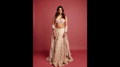 Malavika Mohanan Pics : ஹாட் லெஹங்காவில் முன்னழகை பங்கமாக காட்டி.. கவர்ச்சியில் அதகளம் பண்ணும் மாளவிகா மோகனன்!