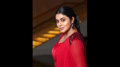 Sizzling Purna: బోల్డ్ హీరోయిన్ పూర్ణ రెడ్ చిల్లీ అందాలు... ట్రెండీ వేర్ లో టెంపరేచర్ పెంచేస్తున్న ఢీ జడ్జ్!