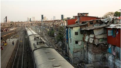 റെയിൽവെ ഭൂമിയിലെ ചേരികൾ ഒഴിപ്പിക്കാം; പക്ഷേ സാമ്പത്തിക സഹായം നൽകണം: സുപ്രീംകോടതി