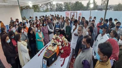 ग्रुप कैप्टन Varun singh की आखिरी विदाई, वीर सपूत की मां ने बेटे की कैप बहू को दी, कहा-तू सबसे बड़ी वीरांगना