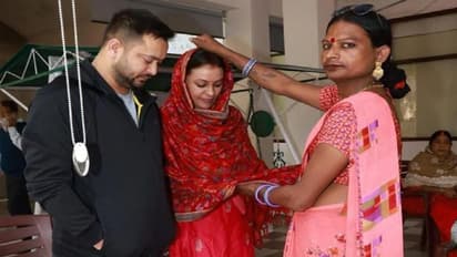 Tejashwi Yadav की दुल्हन के माथे पर किन्नर ने हाथ रख दिया ये आशीर्वाद, तो खुश होकर सास राबड़ी ने दिया इतना नेग