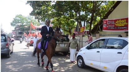 Horse riding : 'കൂട്ടുകാര്‍ നിര്‍ബന്ധിച്ചു'; കുതിരപ്പുറത്ത് കോടതിയിലെത്തി അഭിഭാഷകന്‍