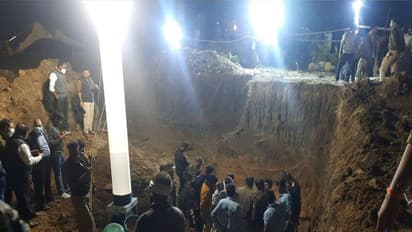 MP में 80 फीट गहरे बोर में गिरी डेढ़ साल की बच्ची, बस रोए जा रही..मां ने पूछा कैसी है बेटी तो बोली-मम्मी आ जाओ