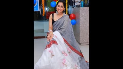 పైట పక్కకు జారిపోతుండగా.. స్లీవ్‌లెస్‌ బ్లౌజ్ లో `జబర్దస్త్` రష్మి కవ్వింపులు.. చూపుతిప్పుకోనివ్వడం లేదుగా!