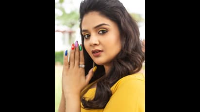 Sreemukhi :చిన్న గౌనులో సిమ్లా యాపిల్ లా... ముద్దొచ్చే అందాలు దగ్గరగా చూపిస్తూ కవ్విస్తున్న యాంకర్ శ్రీముఖి