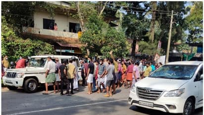 കോഴിക്കോട്ട് പഞ്ചായത്ത് ഓഫീസിന് മുന്നിൽ യുവതിയെ തീകൊളുത്തി യുവാവ് ആത്മഹത്യയ്ക്ക് ശ്രമിച്ചു