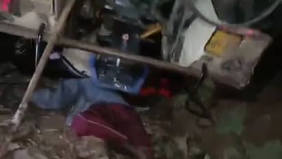 జగిత్యాలలో ఘోర రోడ్డుప్రమాదం... ట్రాక్టర్ బోల్తాపడి ఇద్దరు దుర్మరణం (Video)