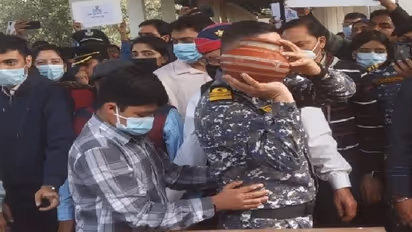 Last Journey Of Varun Singh: শেষযাত্রায় বায়ুসেনার গ্রুপ ক্যাপ্টেন বরুণ সিং, সম্মান জানালেন মুখ্যমন্ত্রীও