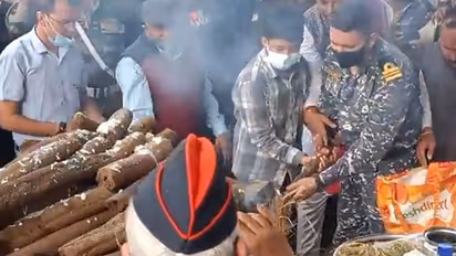 Group Captain Varun Singh Funeral: पंचतत्व में विलीन हुए कैप्टन वरुण, बेटे और भाई ने दी मुखाग्नि