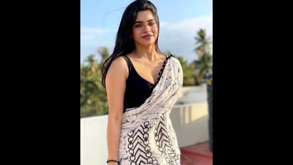 சேலையில் மொத்த அழகை காட்டி... செதுக்கி வைத்த சிலையாய் போஸ் கொடுத்த ‘பேச்சிலர்’ நடிகை திவ்ய பாரதி