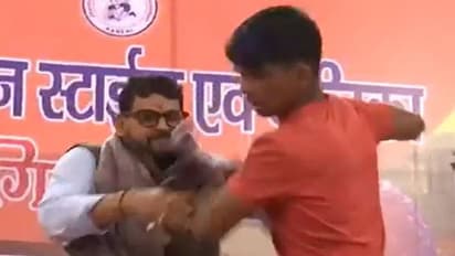 MP Brij Bhushan ने मंच पर पहलवान को मारा थप्पड़, इस वजह से खो दिया आपा