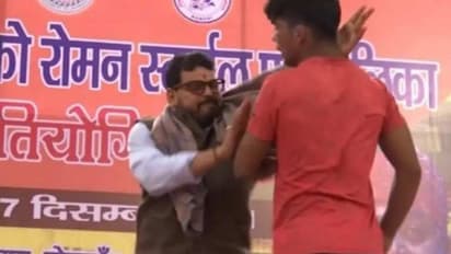 भारतीय कुश्ती संघ के अध्यक्ष की 'दादागिरी', बृजभूषण शरण ने एक पहलवान को मंच पर जड़ा थप्पड़