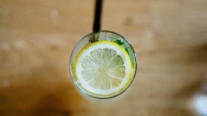 കാമുകൻ സംസാരം നിർത്തുന്നില്ല, നാരങ്ങാവെള്ളത്തിൽ വിഷം കലക്കി നൽകിയെന്ന് കാമുകി