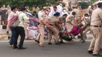 విశాఖలో సీఎం జగన్ పర్యటన.. కాన్వాయ్ మార్గంలో మెరుపు ధర్నా!