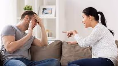 একজন মেয়ে কেন তার স্বামী বা প্রেমিক-কে সন্দেহ করে, এই ৪টি সবচেয়ে বড় কারণ