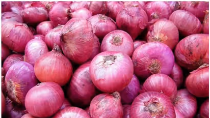 ಅಕಾ​ಲಿಕ ಮಳೆ ಆಪ​ತ್ತು: ಈರುಳ್ಳಿ ಬೆಲೆಗೆ ವಿಪ​ತ್ತು, ಕಂಗಾಲಾದ ರೈತ..!