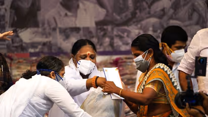 കോവിഡ് കാലത്തെ അമൃതാനന്ദമയി മഠത്തിന്റെ പ്രവർത്തനം മാതൃകാപരമെന്ന് ഗവർണർ ആരിഫ് മുഹമ്മദ് ഖാന്‍