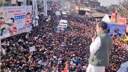 अमेठी का किला जीतने पैदल निकले Rahul- Priyanka,  भाई-बहन की पदयात्रा में उमड़ा लोगों का हुजूम, देखिए तस्वीरें