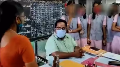 சாதி பெயர் சொல்லி திட்டுறாங்க..கழிவறை கழுவ சொல்றாங்க..கதறி அழுத மாணவிகள்.