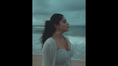 வெள்ளை நிற ஹாட் உடையில்.... பார்த்தாலே கிக் ஏறவைக்கும் கிளாமர் அதகளம் செய்யும் ‘பேச்சிலர்’ நடிகை திவ்ய பாரதி