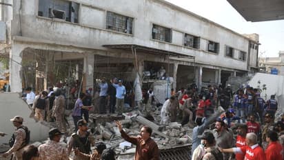 Blast In Pakistan Mosque: பாகிஸ்தான் பெஷாவரில் சக்தி வாய்ந்த வெடிகுண்டு வெடித்து 28 பேர் பலி; 120 பேர் காயம்!!