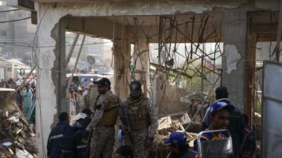 Blast In Karachi: धमाके से नाले में ढही इमारत, 15 की मौत, देखें तेस्वीरें