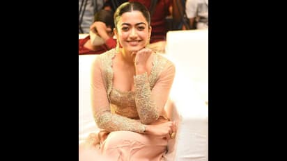 Rashmika :பார்த்தாலே பக்குனு இருக்கு! முன்னழகை முரட்டுத்தனமாக காட்டி.. ஸ்கின் கலர் உடையில் சூடேற்றும் ராஷ்மிகா