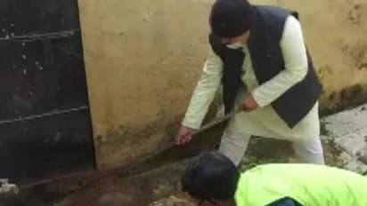 Minister cleans toilet : ശുചിമുറിക്ക് വൃത്തിയില്ലെന്ന് വിദ്യാർത്ഥിനി, ചൂലുമെടുത്ത് വൃത്തിയാക്കാനിറങ്ങി മന്ത്രി