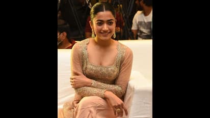 Rashmika Mandanna stunning photos : லோ நெக் பிளவுஸில் அழகான போஸ் கொடுக்கும் ரஷ்மிகா மந்தனா..