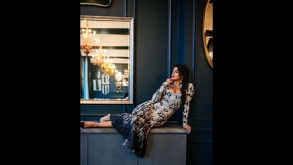 Priyanka Chopra Album: முன்னாடி மட்டும் கிழித்து விட்டு  luxury போஸ் கொடுக்கும் பிரியங்கா...