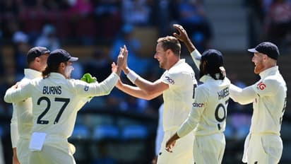 Ashes Pink ball Test : ചേഞ്ച് വേണത്രേ ചേഞ്ച്...ഓഫ് സ്പിന് എറിഞ്ഞ് ഇംഗ്ലീഷ് പേസര്, കണ്ണുതള്ളി ആരാധകര്