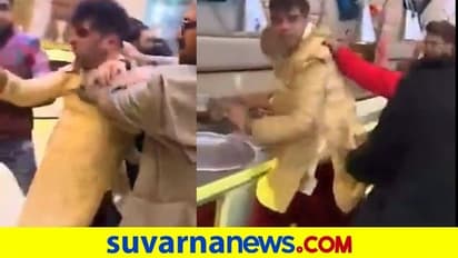 Viral Video: ತೀರದ ದಾಹ,  ಮದುವೆ ಮಂಟಪದಲ್ಲೇ ಮದುಮಗನಿಗೆ ಬಿಸಿ ಬಿಸಿ ಕಜ್ಜಾಯ!