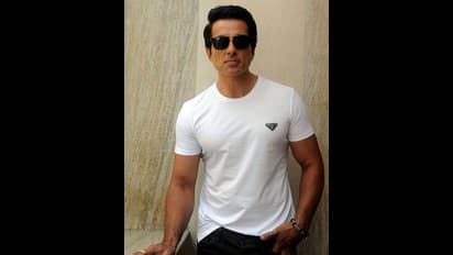 'আপনি কাজে মন দিন আপনার ছেলের পড়ারশুনার দায়িত্ব আমি নিলাম' আবার ও দরিদ্র পিতার পাশে দাঁড়ালেন সোনু সুদ