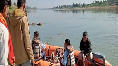 MP में एक ही परिवार के 9 लोगों से भरी नाव नर्मदा नदी में पलटी, चंद सेकंड में डूब गईं 3 तीन जिंदगियां