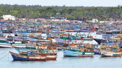 Fishermen arrested: தொடரும் இலங்கை கடற்படை அட்டூழியம். புதுகை மீனவர்கள் 14 பேர் கைது. காலவரையற்ற வேலைநிறுததம்!