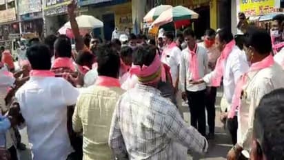 TRS Protest: ఈటల ఇలాకాలో టీఆర్ఎస్, బిజెపి శ్రేణుల బాహాబాహీ... జమ్మికుంటలో ఉద్రిక్తత (Video)